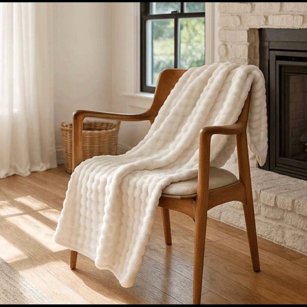 Hythe NWT Cream Ribbed Throw Blanket - Soft Cozy Home Accent